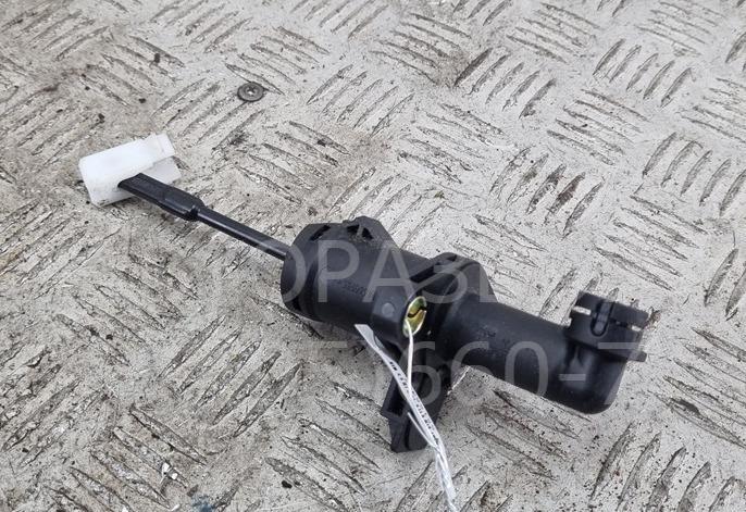 Цилиндр сцепления главный