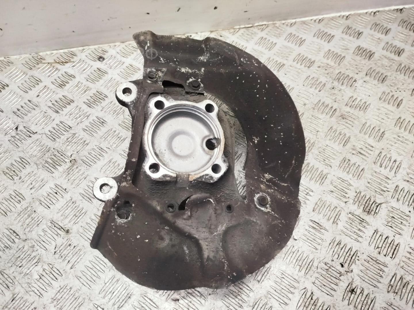 Кулак поворотный передний правый