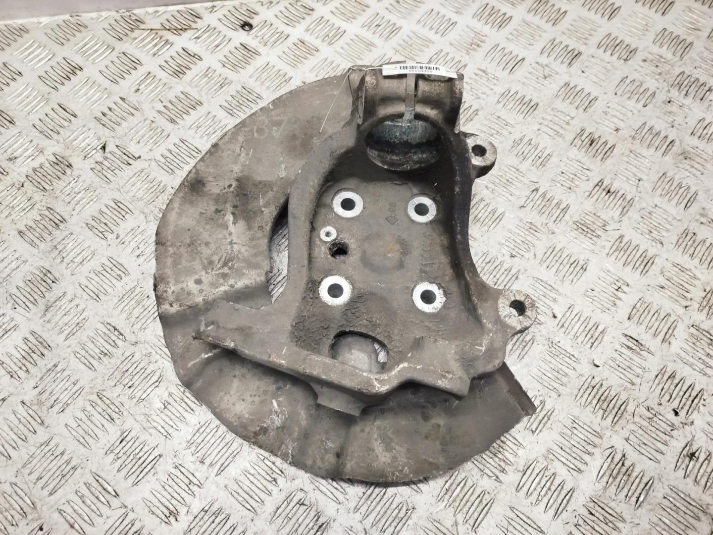 Кулак поворотный передний правый