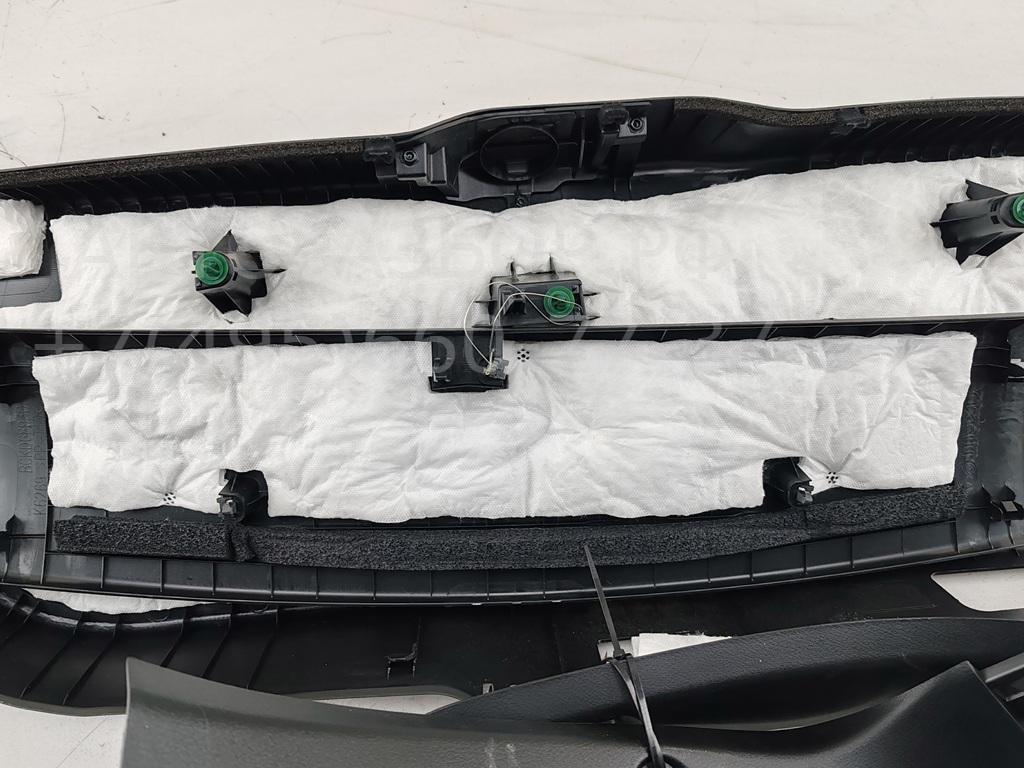 Обшивка крышки багажника