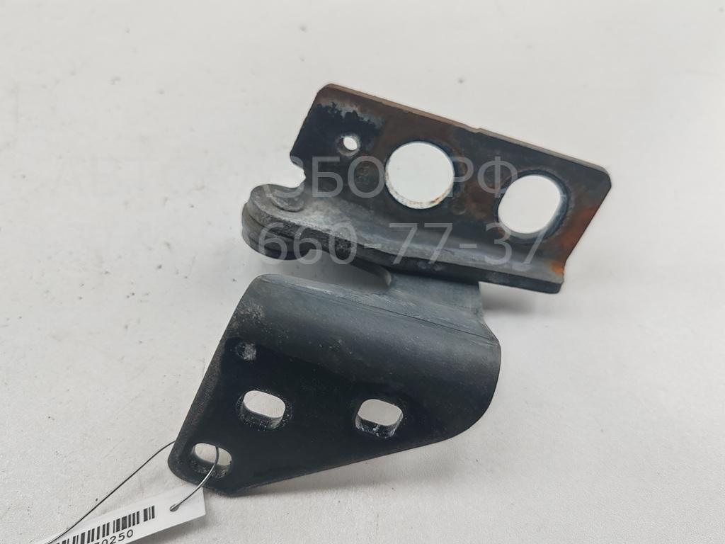 Петля крышки багажника