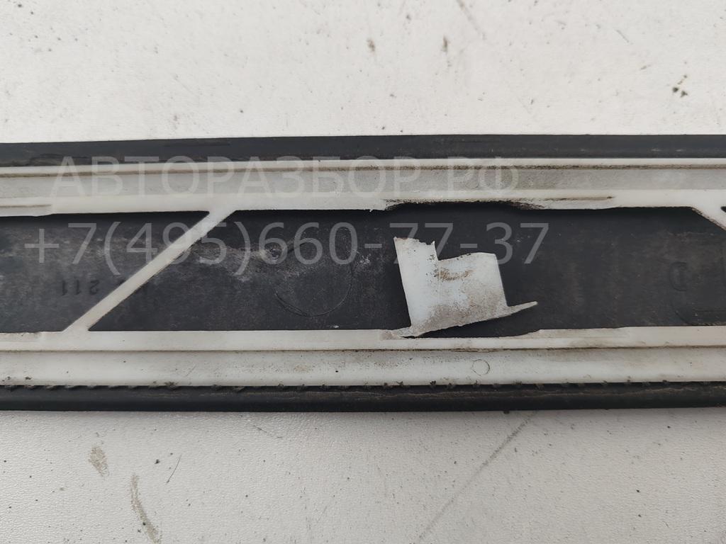 Накладка двери передней правой