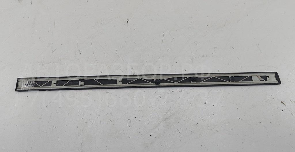 Накладка двери передней правой