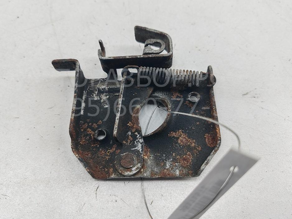 Замок капота