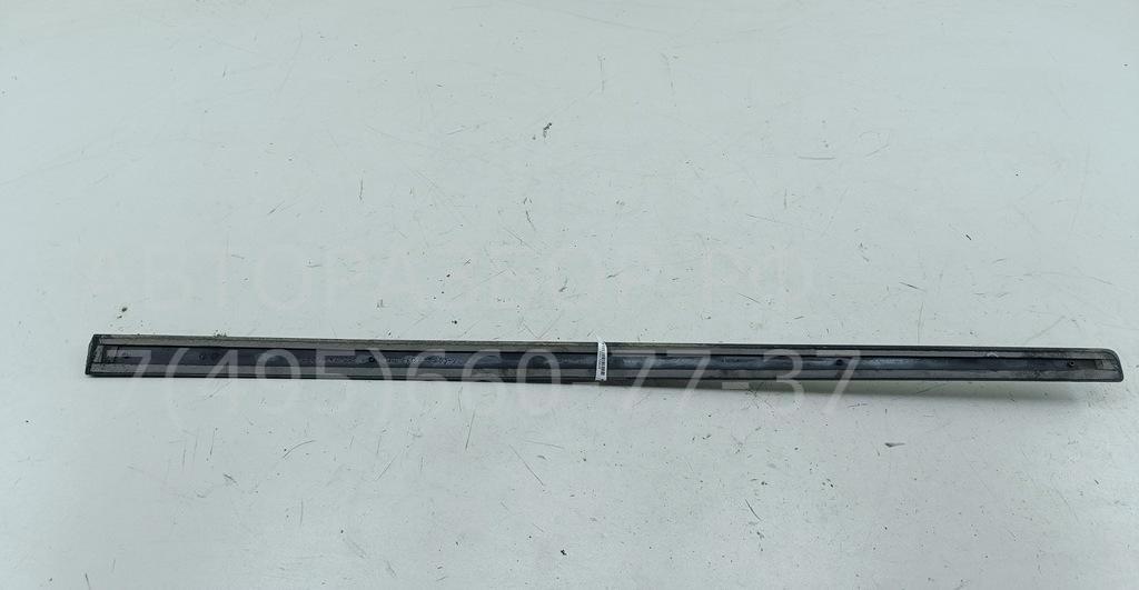 Молдинг двери передней левой