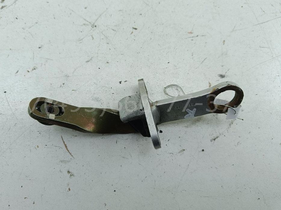 Петля крышки багажника