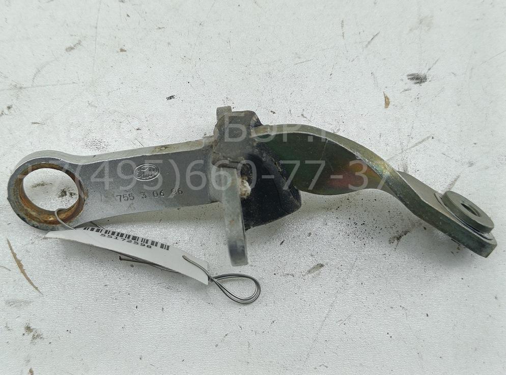 Петля крышки багажника