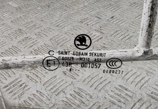 Стекло двери передней правой