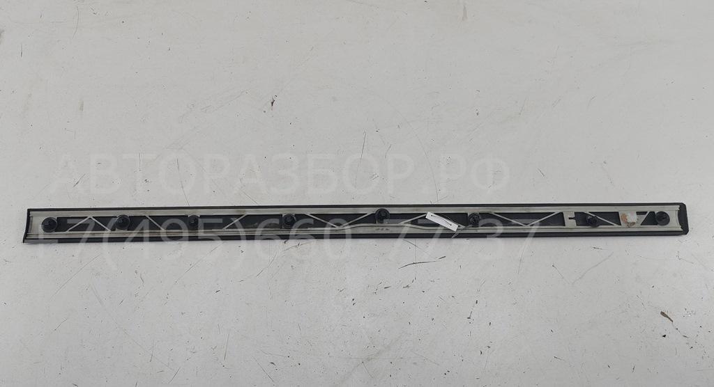 Молдинг двери передней левой