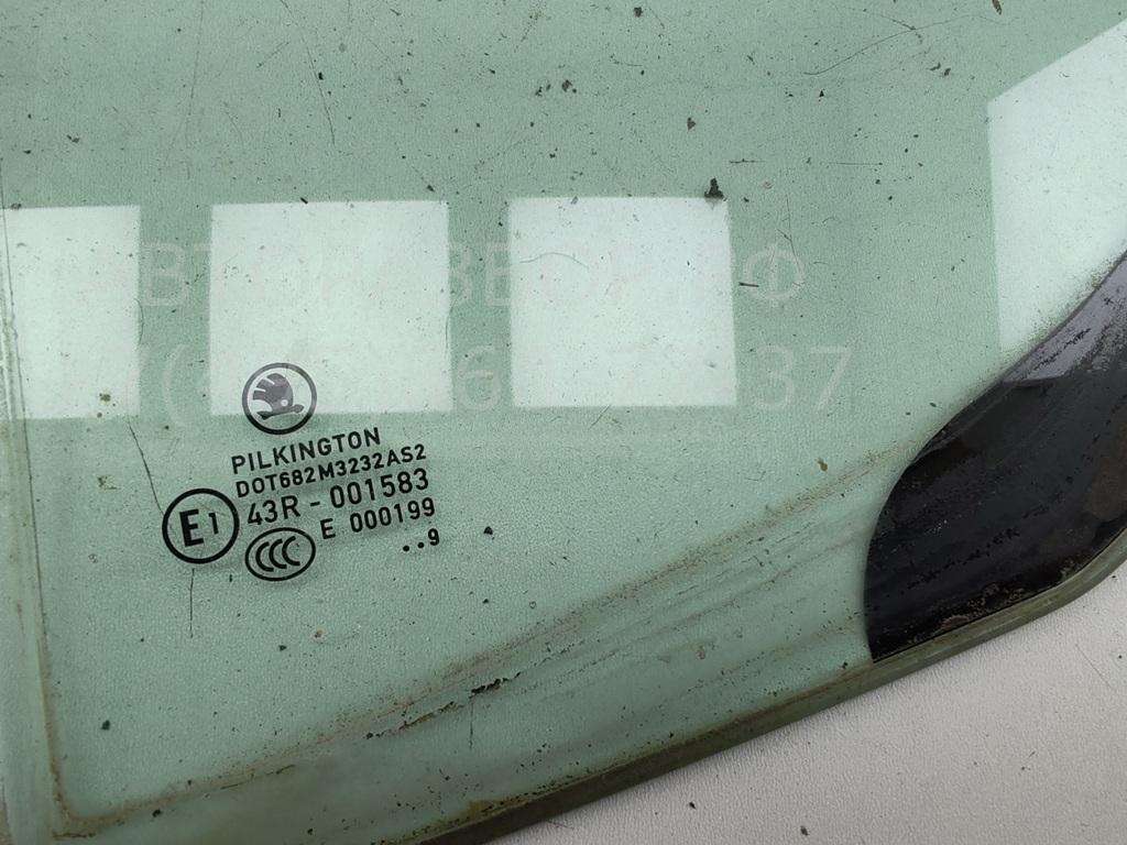Стекло двери задней левой (форточка)