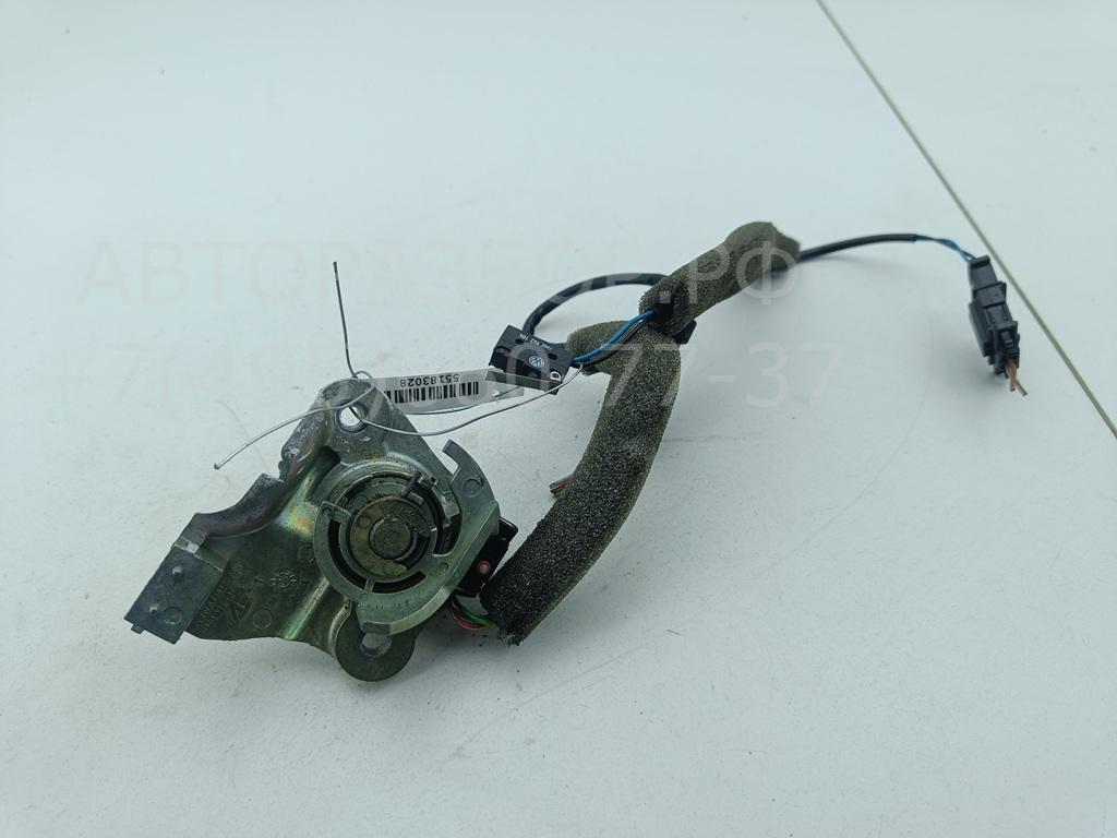 Вставка замка багажника