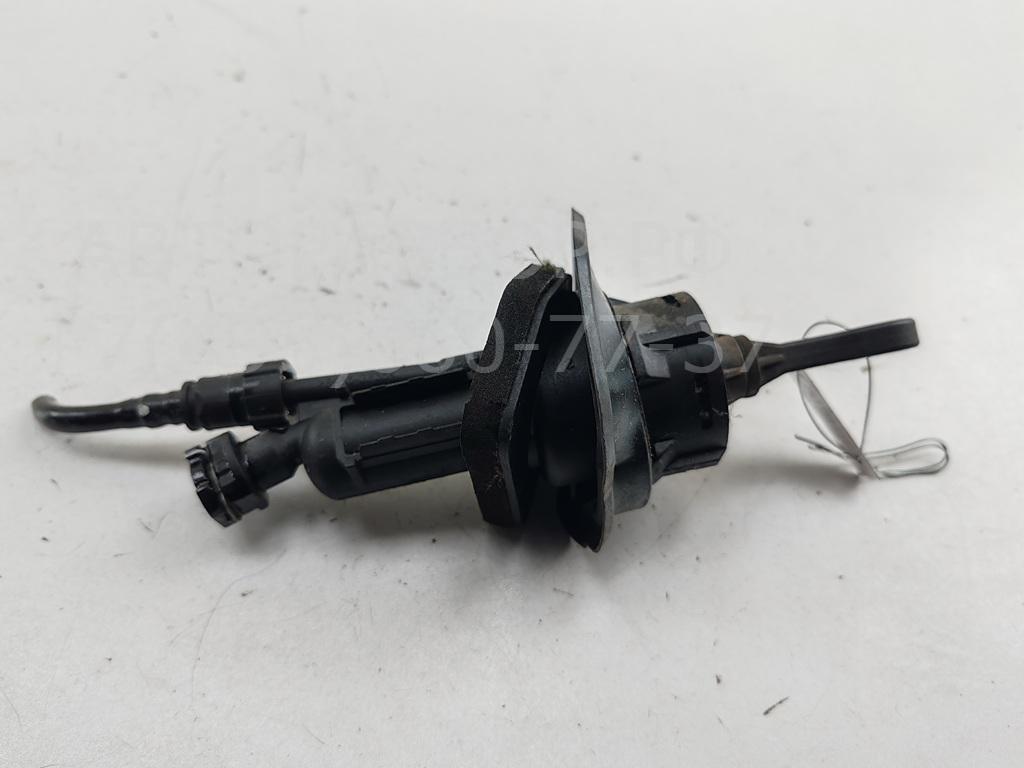 Цилиндр сцепления главный