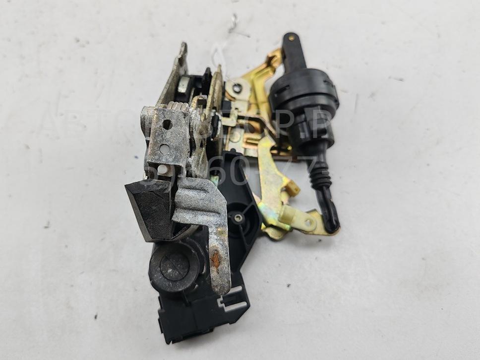 Замок двери передней левой