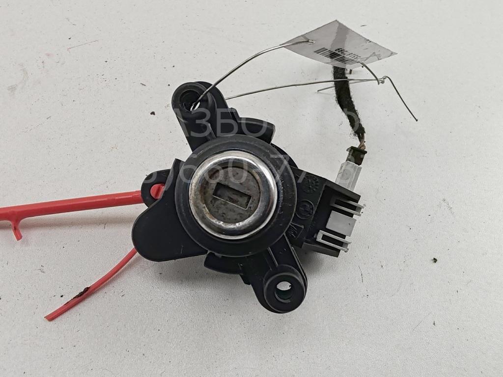 Вставка замка багажника