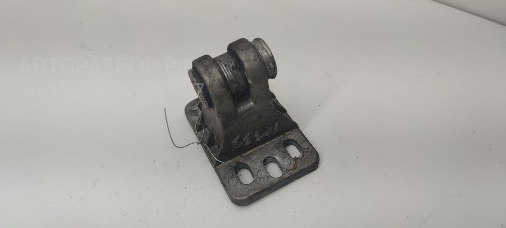 Кронштейн переднего бампера