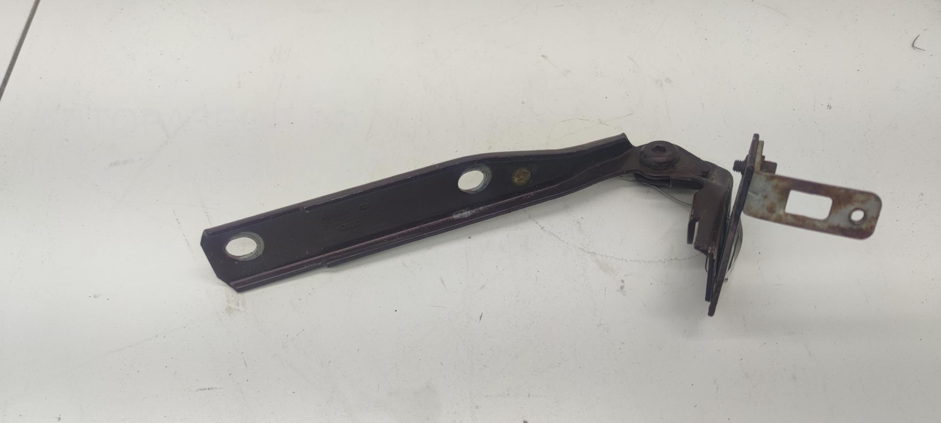 Петля капота правая