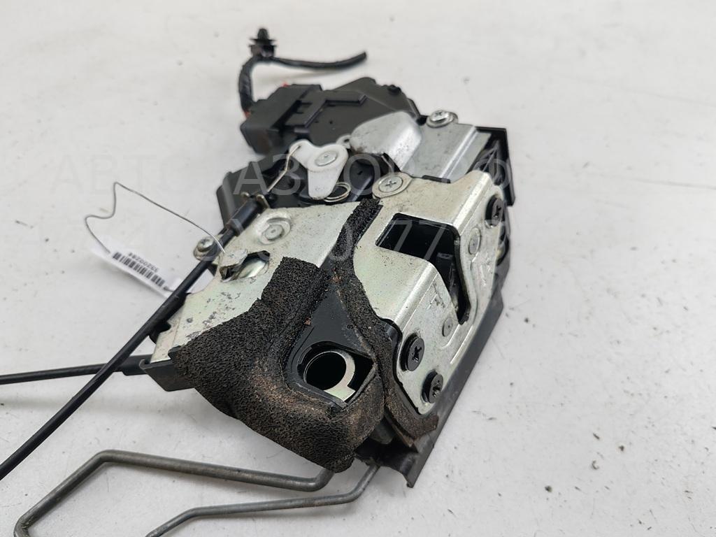 Замок двери передней левой