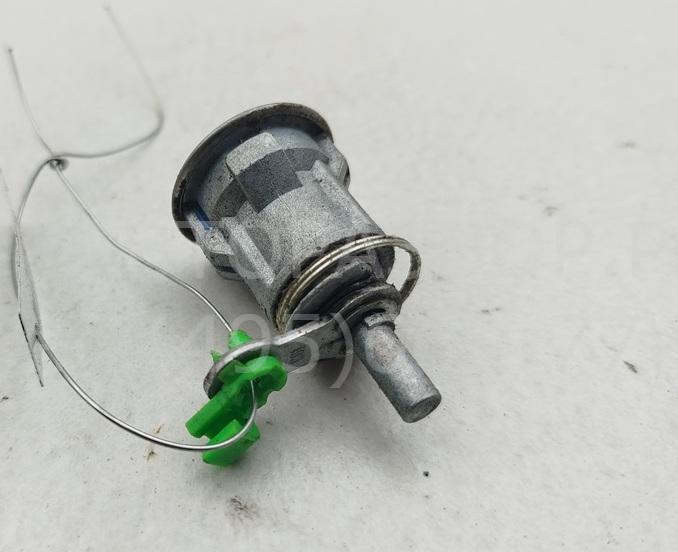 Вставка замка багажника