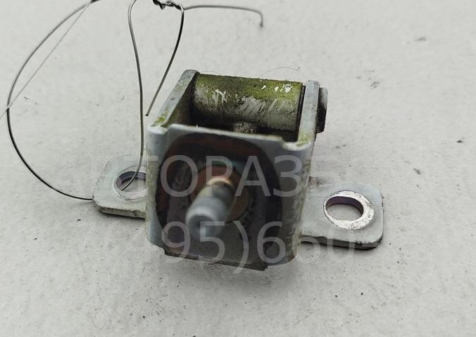 Петля крышки багажника