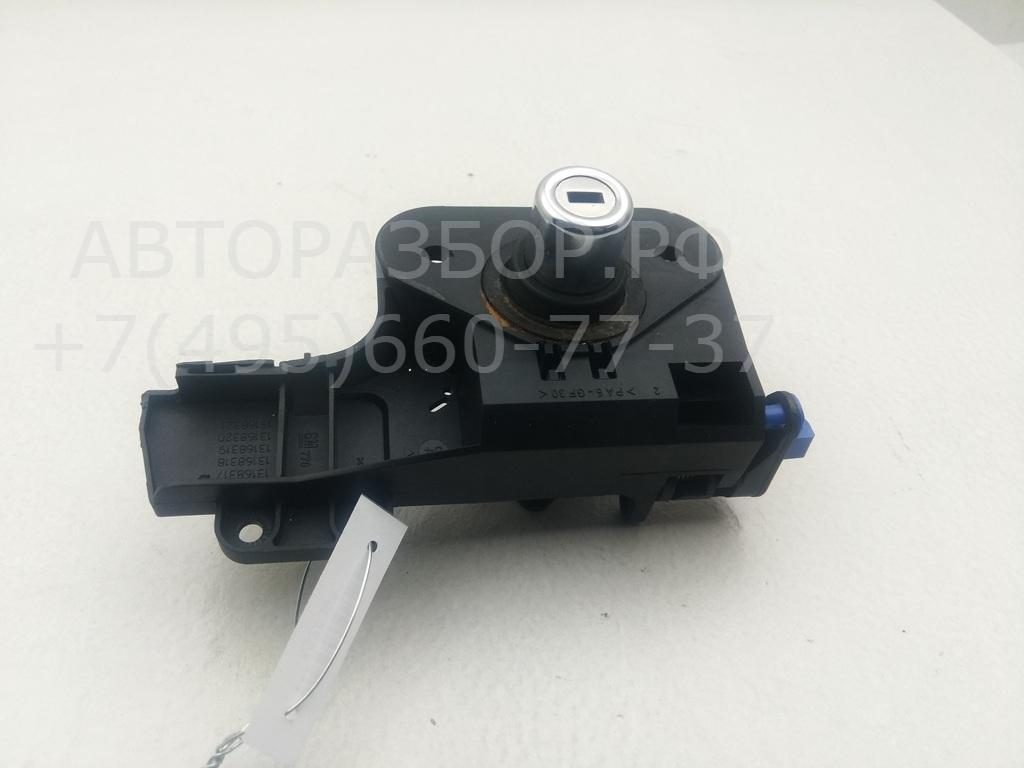 Вставка замка багажника