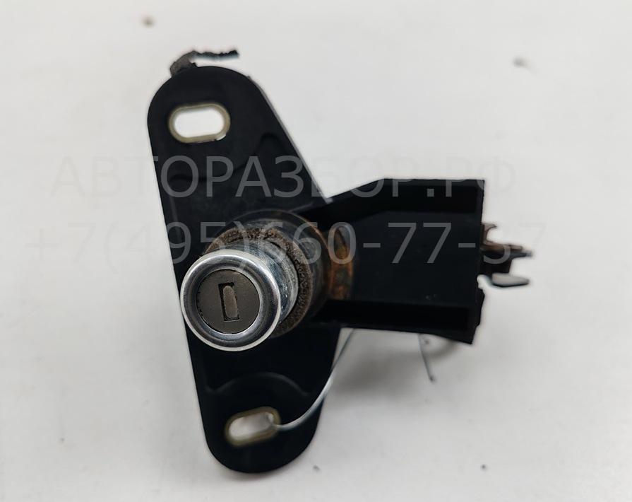 Вставка замка багажника