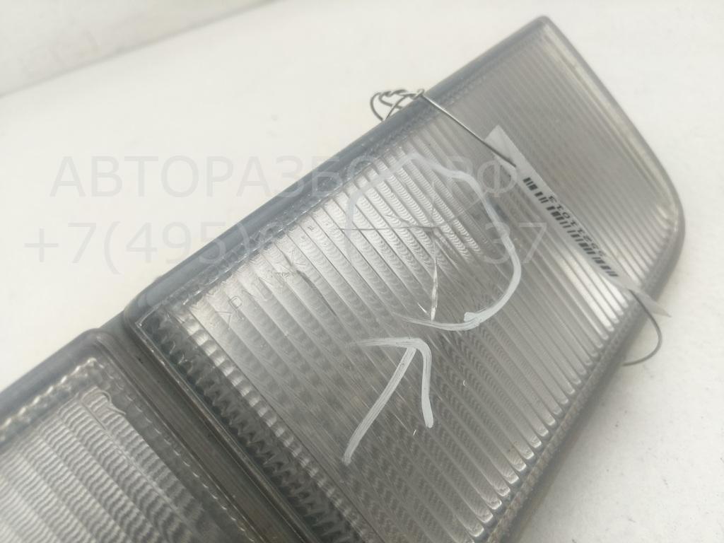 Отражатель передний правый у фары