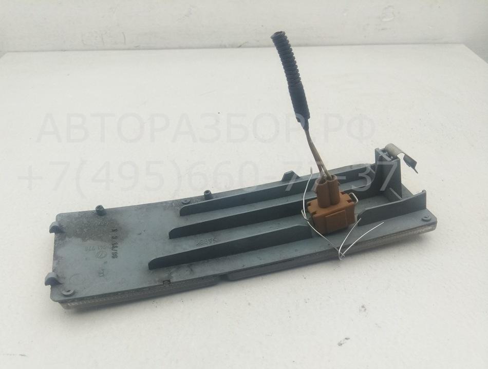 Отражатель передний правый у фары