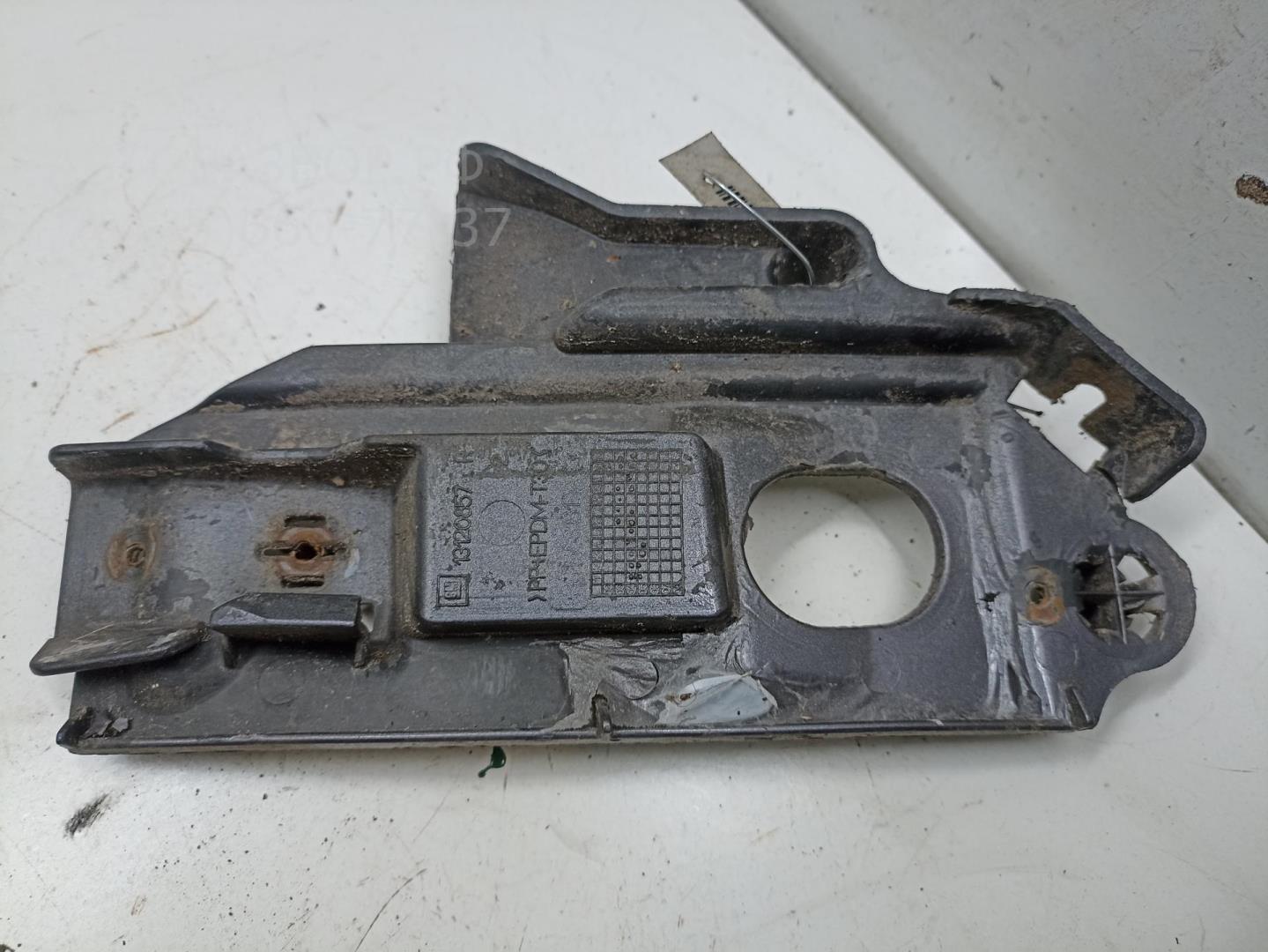 Кронштейн переднего бампера правый