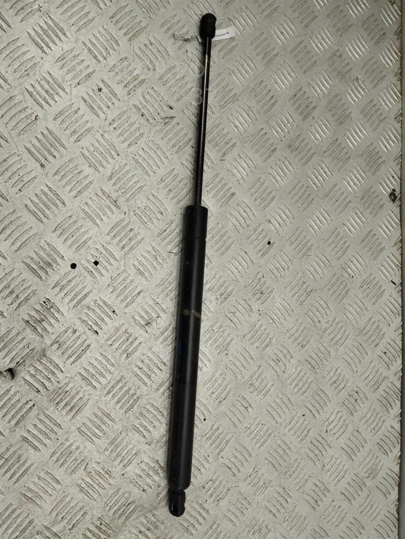 Амортизатор крышки багажника