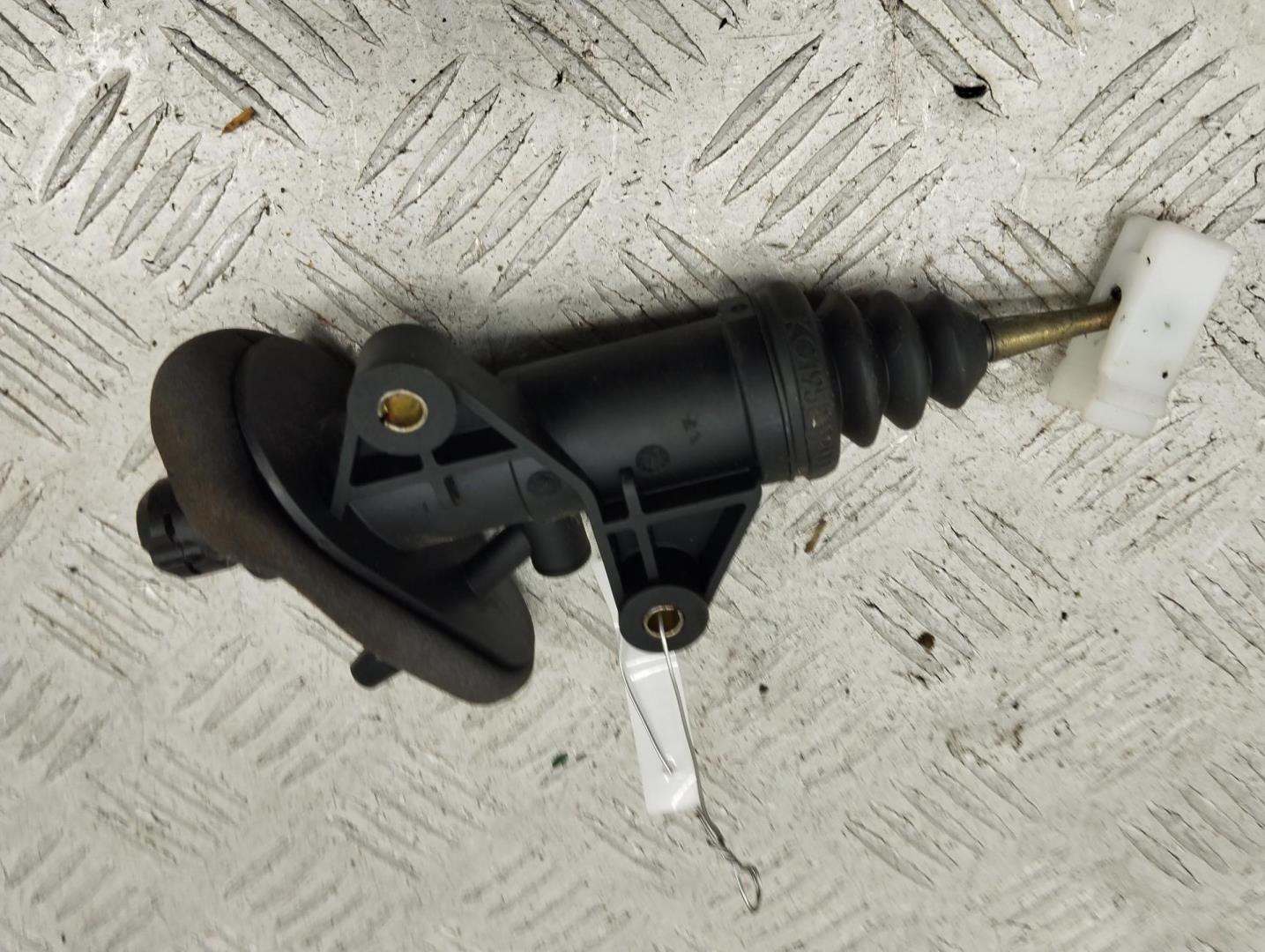 Цилиндр сцепления главный