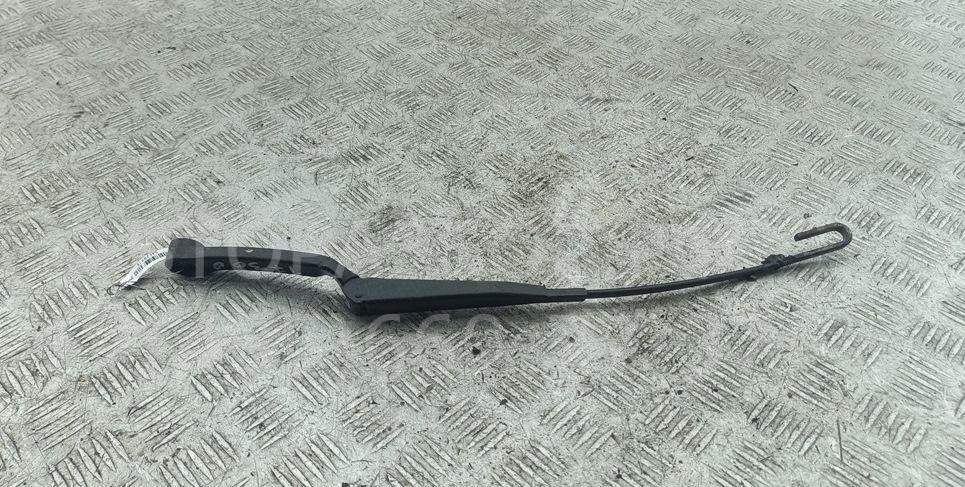 Поводок стеклоочистителя передний левый