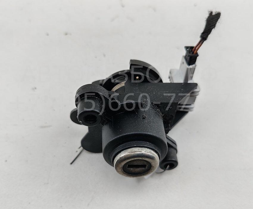 Вставка замка багажника