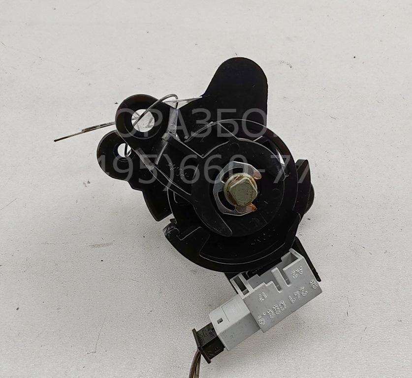 Вставка замка багажника