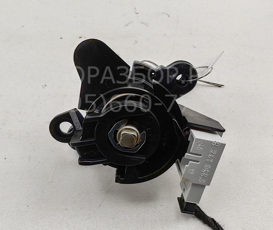 Вставка замка багажника