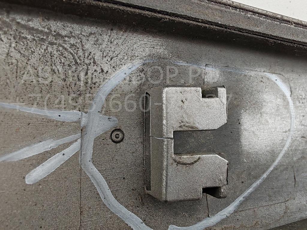 Накладка двери передней правой