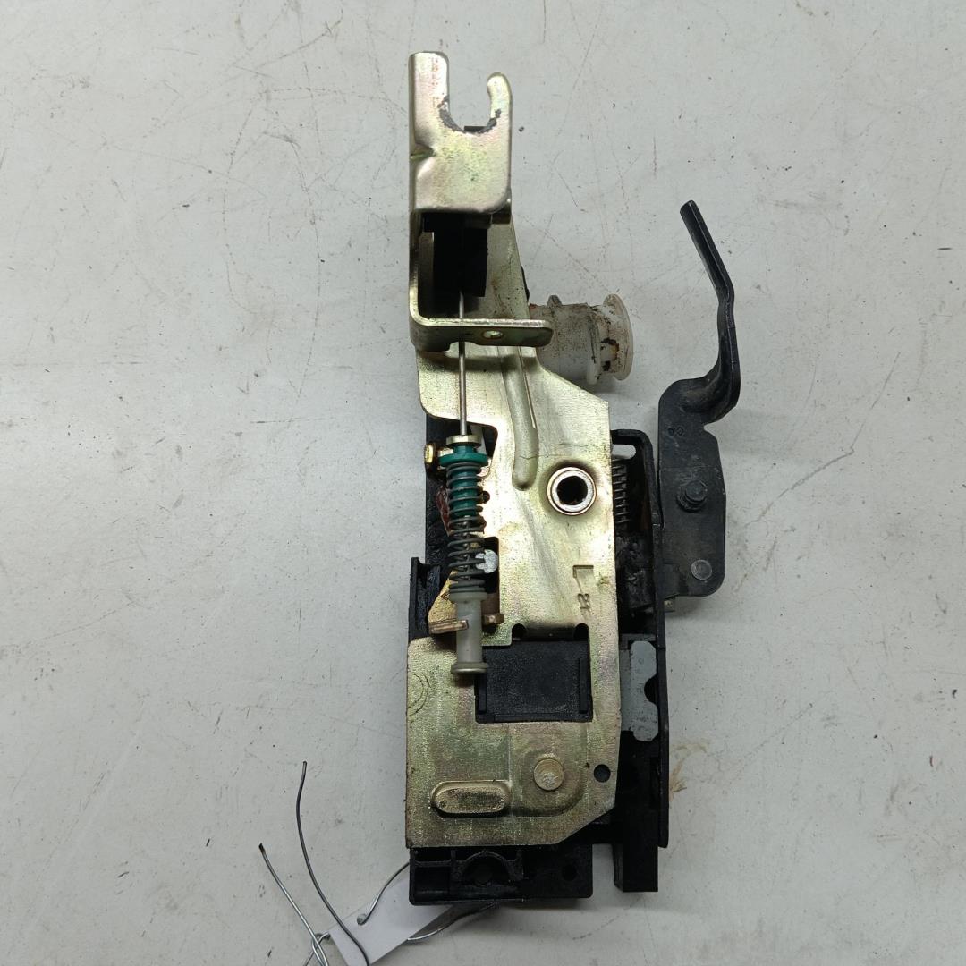 Замок двери передней левой