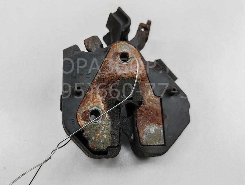 Замок капота