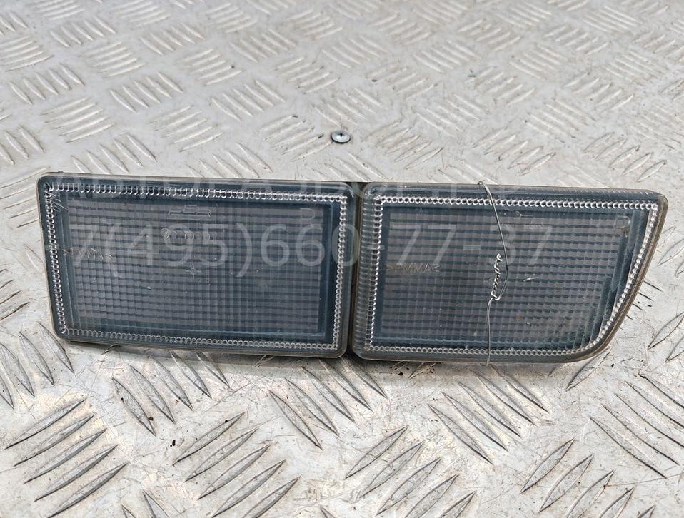 Отражатель передний правый у фары