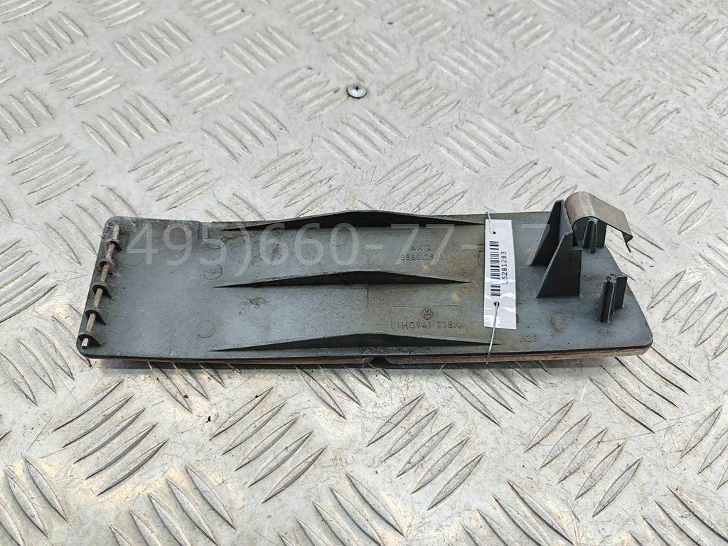 Отражатель передний правый у фары