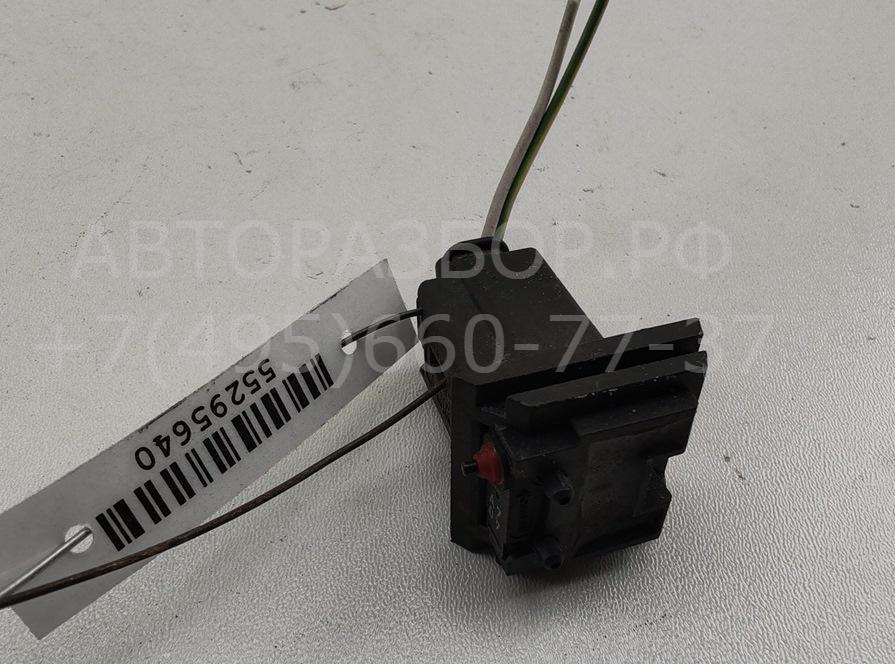 Кнопка открывания багажника