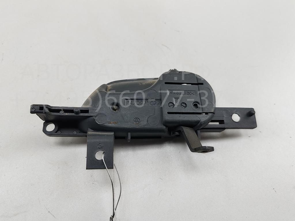 Ручка двери передней внутренняя левая