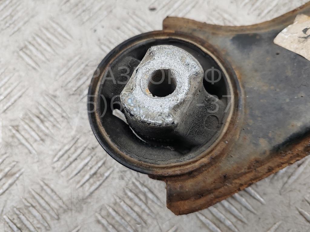 Рычаг передний левый