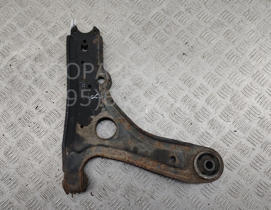Рычаг передний правый