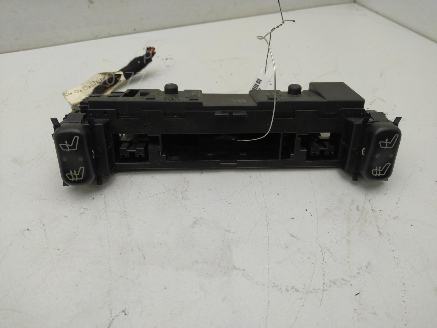 Кнопка обогрева сидений