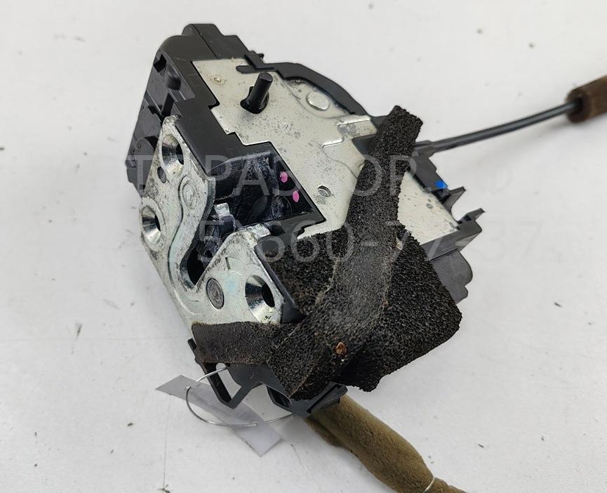 Замок двери задней правой