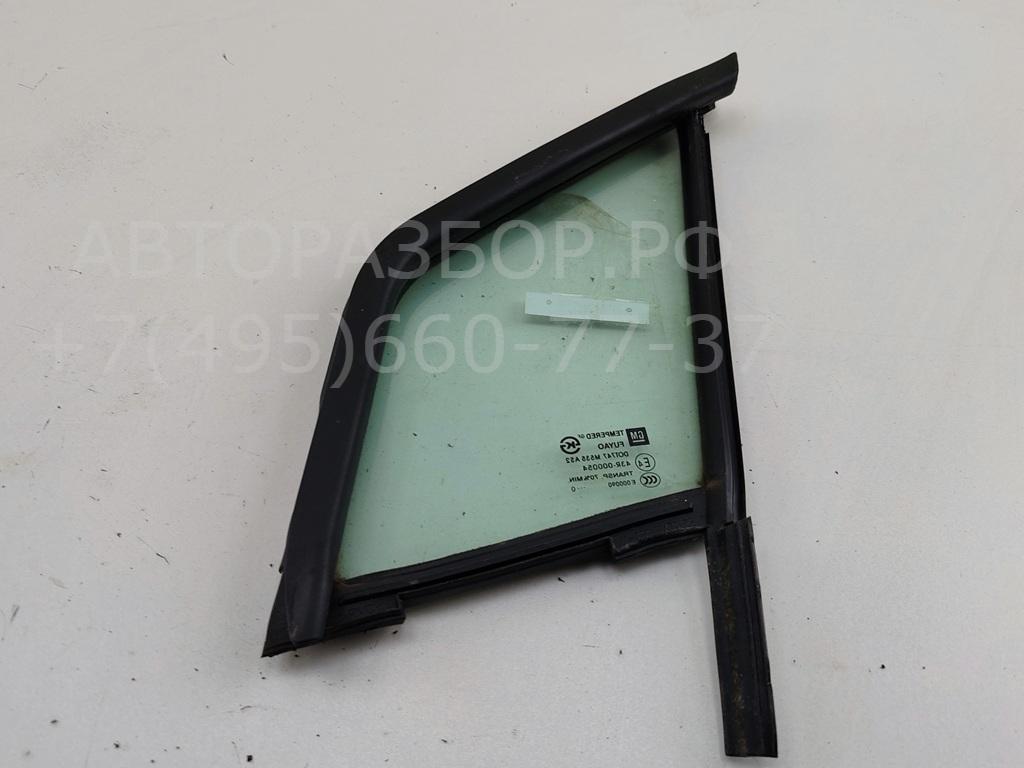 Стекло двери передней правой (форточка)