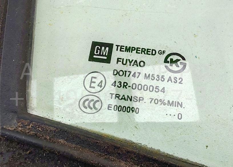 Стекло двери передней правой (форточка)