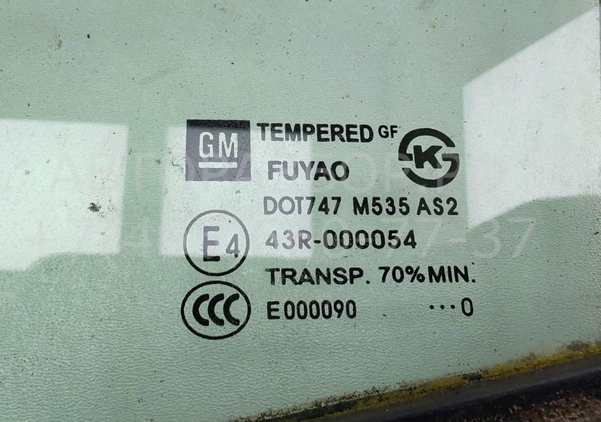 Стекло двери передней левой (форточка)