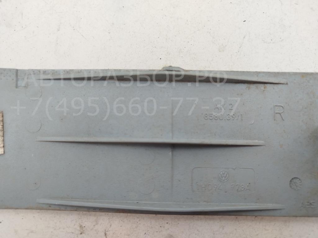 Отражатель передний правый у фары