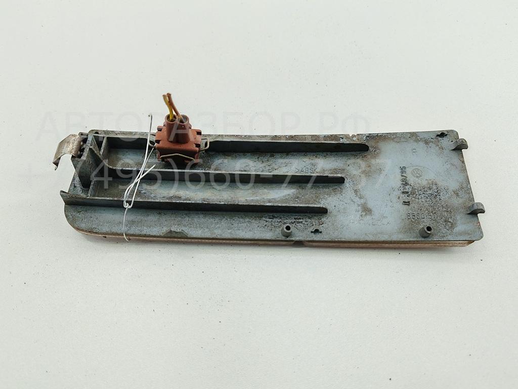 Отражатель передний правый у фары